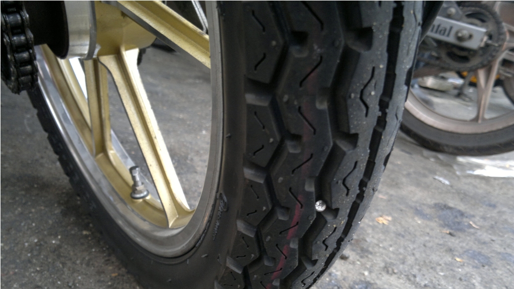 tayar tubeless kena paku