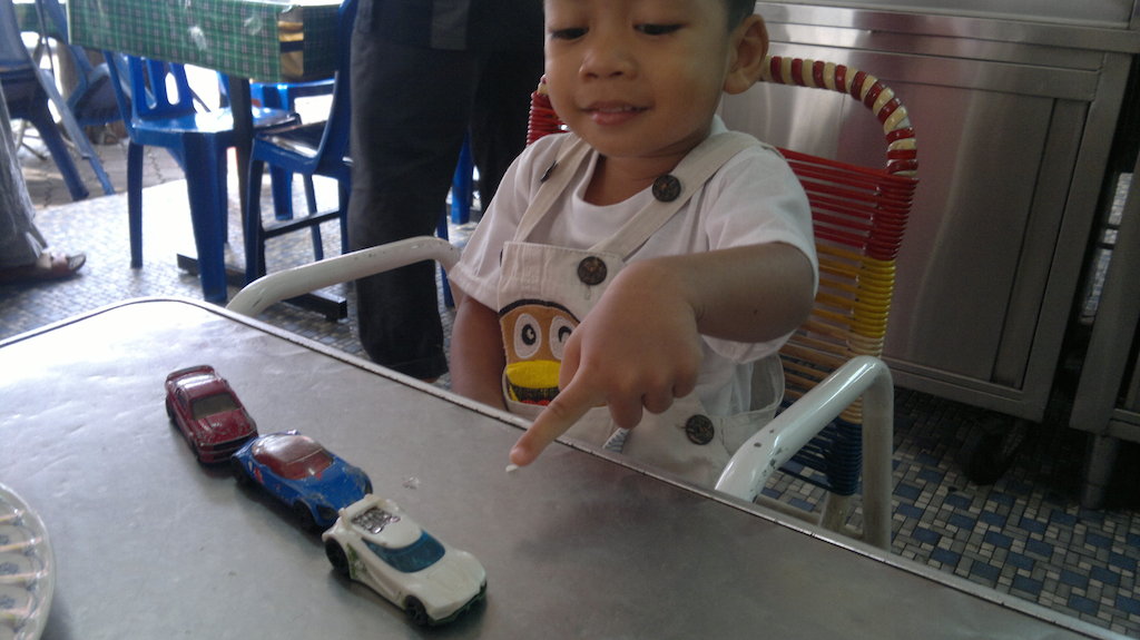 Naufal dan kereta Hot Wheels di kedai makan